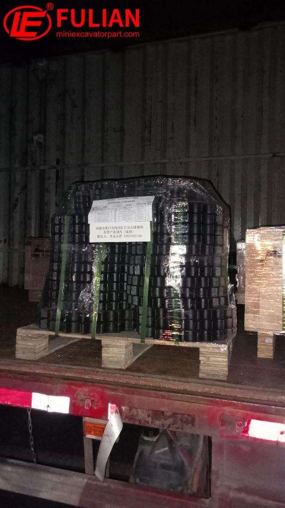 to belarus，sprockets and bottom rollers loaded 3